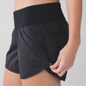 Lululemon Tracker Short II in black